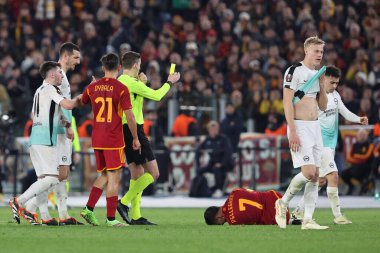 Roma, İtalya 07.03.2024: UEFA Avrupa Ligi 2023-2024 sezonunda Brighton 'dan Jan Paul Van Hecke için sarı kart, Roma' daki Olimpiyat Stadyumu 'nda AS Roman ve Brighton & Hove Albion arasındaki futbol karşılaşması.