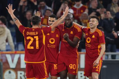 Roma, İtalya 07.03.2024: Romanlardan Romelu Lukaku, Roma 'daki Olimpiyat Stadyumu' nda AS Romanları Brighton & Hove Albion 'a karşı oynanan 2023-2024 UEFA Avrupa Ligi karşılaşmasında golü attı ve takımla birlikte kutladı..