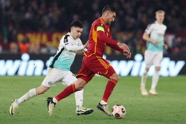 Roma, İtalya 07.03.2024: Romanlardan Lorenzo Pellegrini, UEFA Avrupa Ligi 2023-2024 sezonunda Brighton 'dan Facundo Buonanotte, Roma' daki Olimpiyat Stadyumu 'nda AS Roman - Brighton & Hove Albion arasındaki futbol karşılaşması.