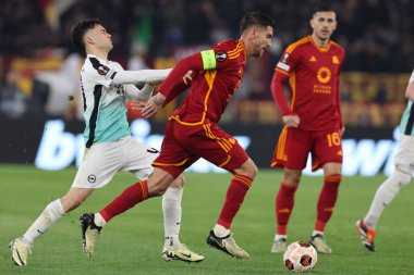 Roma, İtalya 07.03.2024: Romanlardan Lorenzo Pellegrini, UEFA Avrupa Ligi 2023-2024 sezonunda Brighton 'dan Facundo Buonanotte, Roma' daki Olimpiyat Stadyumu 'nda AS Roman - Brighton & Hove Albion arasındaki futbol karşılaşması.