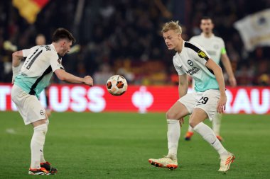 Roma, İtalya 07.03.2024: Brighton 'dan Billy Gilmour, UEFA Avrupa Ligi 2023-2024 döneminde Brighton' dan Jan Paul Van Hecke, Roma 'daki Olimpiyat Stadyumu' nda AS Roma 'ya karşı Brighton & Hove Albion arasındaki futbol karşılaşması..