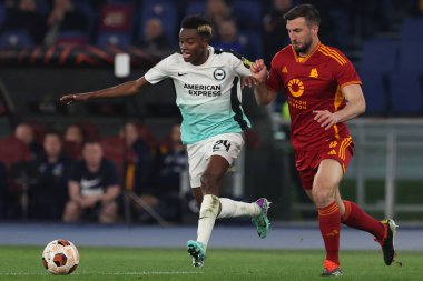 Roma, İtalya 07.03.2024: Roman Bryan Cristante, UEFA Avrupa Ligi 2023-2024 sezonunda Brighton 'lu Simon Adingra ile Roma' daki Olimpiyat Stadyumu 'nda AS Romanlar ve Brighton & Hove Albion arasındaki futbol karşılaşmasında top için mücadele etti..