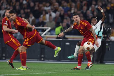 Roma, İtalya 07.03.2024: Romanlardan Gianluca Mancini, UEFA Avrupa Ligi 2023-2024 döneminde Brighton 'dan Simon Adingra, Roma' daki Olimpiyat Stadyumu 'nda AS Roman - Brighton & Hove Albion arasındaki futbol karşılaşması..