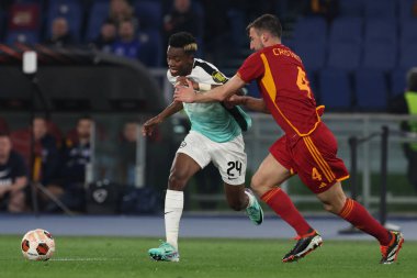 Roma, İtalya 07.03.2024: Roman Bryan Cristante, UEFA Avrupa Ligi 2023-2024 sezonunda Brighton 'lu Simon Adingra ile Roma' daki Olimpiyat Stadyumu 'nda AS Romanlar ve Brighton & Hove Albion arasındaki futbol karşılaşmasında top için mücadele etti..