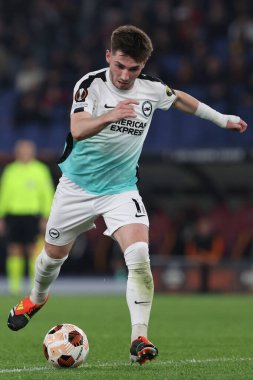 Roma, İtalya 07.03.2024: UEFA Avrupa Ligi 2023-2024, 16. tur, Roma 'daki Olimpiyat Stadyumu' nda AS Romanlarına karşı Brighton & Hove Albion arasındaki futbol karşılaşması sırasında Brighton 'lu Billy Gilmour.
