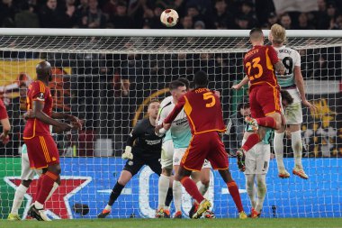 Roma, İtalya 07.03.2024: Romanyalı Gianluca Mancini Roma 'daki Olimpiyat Stadyumu' nda AS Romanlar Brighton & Hove Albion 'a karşı oynanan 2023-2024 UEFA Avrupa Ligi karşılaşmasında golü 3-0 kaydetti ve takımla birlikte kutladı..