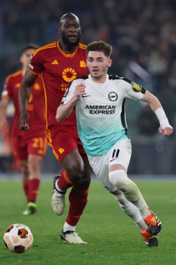 Roma, İtalya 07.03.2024: Brighton 'dan Billy Gilmour, UEFA Avrupa Ligi 2023-2024 sezonunda Roman Romelu Lukaku, Roma' daki Olimpiyat Stadyumu 'nda AS Roman - Brighton & Hove Albion arasındaki futbol karşılaşması.