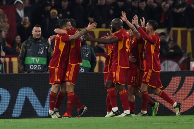 Roma, İtalya 07.03.2024: Romanlardan Bryan Cristante 4-0 gol attı ve UEFA Avrupa Ligi 2023-2024, 16. tur, AS Romanları Brighton & Hove Albion 'a karşı Roma Olimpiyat Stadyumu' nda oynanan futbol karşılaşmasında takımla birlikte kutladı..