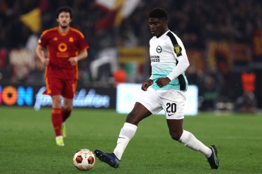 Roma, İtalya 07.03.2024: UEFA Avrupa Ligi 2023-2024, 16. tur, Roma 'daki Olimpiyat Stadyumu' nda AS Roman - Brighton & Hove Albion arasındaki futbol karşılaşması sırasında Brighton 'lu Carlos Baleba.