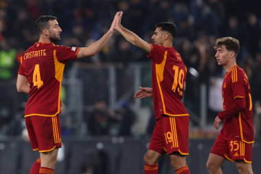 Roma, İtalya 07.03.2024: Romanlardan Bryan Cristante ve Romanlardan Zeki Çelik, Roma 'daki Olimpiyat Stadyumu' nda AS Romanları Brighton & Hove Albion 'a karşı oynanan 2023-2024 UEFA Avrupa Ligi' nin 16..