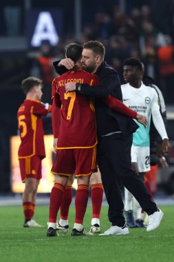 Roma, İtalya 07.03.2024: Daniele De Rossi Roma teknik direktörü UEFA Avrupa Ligi 2023-2024, 16. tur, AS Romanları Brighton & Hove Albion 'a karşı Roma Olimpiyat Stadyumu' nda oynanan futbol karşılaşmasının zaferini kutladı.