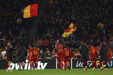 Roma, İtalya 07.03.2024: Roman oyuncular UEFA Avrupa Ligi 2023-2024, 16. tur, AS Roman - Brighton & Hove Albion arasındaki futbol karşılaşmasının zaferini Roma 'daki Olimpiyat Stadyumu' nda kutladılar..