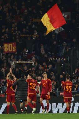 Roma, İtalya 07.03.2024: Roman oyuncular UEFA Avrupa Ligi 2023-2024, 16. tur, AS Roman - Brighton & Hove Albion arasındaki futbol karşılaşmasının zaferini Roma 'daki Olimpiyat Stadyumu' nda kutladılar..