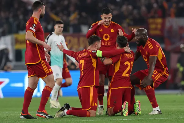 Roma, İtalya 07.03.2024: Romanlardan Paulo Dybala 1-0 gol attı ve UEFA Avrupa Ligi 2023-2024, 16. tur, Roma 'daki Olimpiyat Stadyumu' nda AS Roman - Brighton & Hove Albion arasındaki futbol karşılaşmasını takımla kutladı..