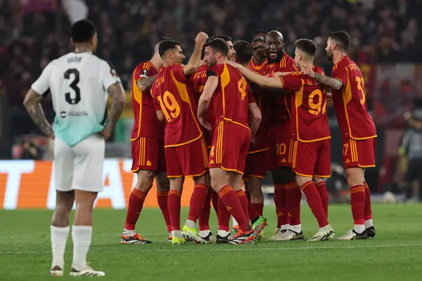 Roma, İtalya 07.03.2024: Romanlardan Paulo Dybala 1-0 gol attı ve UEFA Avrupa Ligi 2023-2024, 16. tur, Roma 'daki Olimpiyat Stadyumu' nda AS Roman - Brighton & Hove Albion arasındaki futbol karşılaşmasını takımla kutladı..
