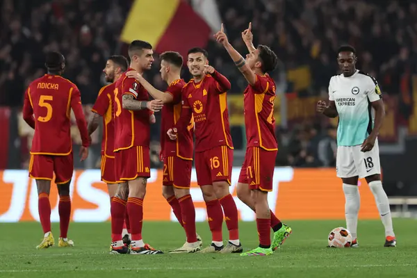 Roma, İtalya 07.03.2024: Romanlardan Paulo Dybala 1-0 gol attı ve UEFA Avrupa Ligi 2023-2024, 16. tur, Roma 'daki Olimpiyat Stadyumu' nda AS Roman - Brighton & Hove Albion arasındaki futbol karşılaşmasını takımla kutladı..