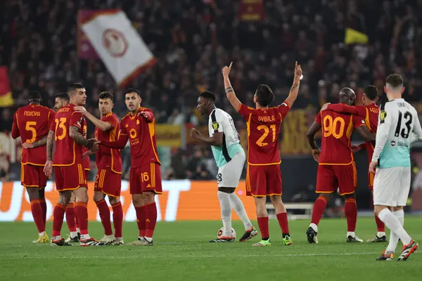 Roma, İtalya 07.03.2024: Romanlardan Paulo Dybala 1-0 gol attı ve UEFA Avrupa Ligi 2023-2024, 16. tur, Roma 'daki Olimpiyat Stadyumu' nda AS Roman - Brighton & Hove Albion arasındaki futbol karşılaşmasını takımla kutladı..