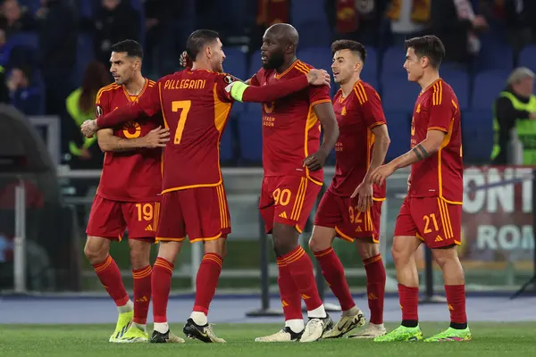 Roma, İtalya 07.03.2024: Romanlardan Romelu Lukaku 2-0 gol attı ve UEFA Avrupa Ligi 2023-2024, 16. tur, Roma 'daki Olimpiyat Stadyumu' nda AS Roman - Brighton & Hove Albion arasındaki futbol karşılaşmasını takımla birlikte kutladı..