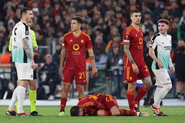 Roma, İtalya 07.03.2024: UEFA Avrupa Ligi 2023-2024 sezonunda Brighton 'dan Jan Paul Van Hecke için sarı kart, Roma' daki Olimpiyat Stadyumu 'nda AS Roman ve Brighton & Hove Albion arasındaki futbol karşılaşması.