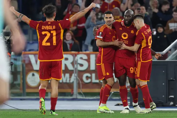 Roma, İtalya 07.03.2024: Romanlardan Romelu Lukaku, Roma 'daki Olimpiyat Stadyumu' nda AS Romanları Brighton & Hove Albion 'a karşı oynanan 2023-2024 UEFA Avrupa Ligi karşılaşmasında golü attı ve takımla birlikte kutladı..