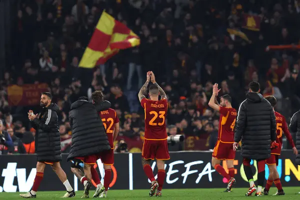 Roma, İtalya 07.03.2024: Roman oyuncular UEFA Avrupa Ligi 2023-2024, 16. tur, AS Roman - Brighton & Hove Albion arasındaki futbol karşılaşmasının zaferini Roma 'daki Olimpiyat Stadyumu' nda kutladılar..