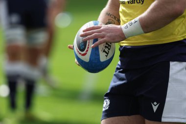 Roma, İtalya 09.03.2024: İtalya ile İskoçya arasında 9 Mart 2024 'te İtalya' nın başkenti Roma 'da oynanan Guinness Altı Milletler 2024 turnuva maçında bir oval balon tutuyor.