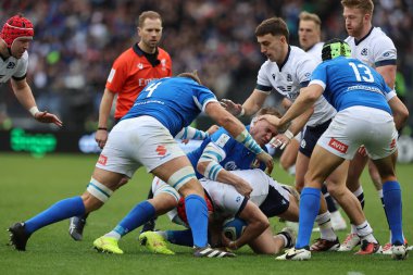 Roma, İtalya 09.03.2024: George Turner (İskoçya) 9 Mart 2024 tarihinde İtalya ile İskoçya arasında İtalya 'nın başkenti Stadio Olimpico' da oynanan Guinness Altı Milletler 2024 turnuva karşılaşmasında Federico RUZZZA (İtalya) tarafından yakalandı.