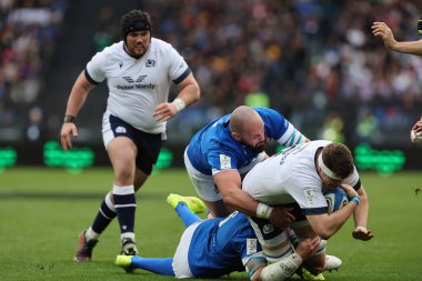 Roma, İtalya 09.03.2024: Simone FERRARI (İtalya) tarafından 9 Mart 2024 'te İtalya ile İskoçya arasındaki Stadio Olimpico' da oynanan Guinness Altı Milletler 2024 turnuva karşılaşmasında Scott Cummings (İskoçya) ile karşılaştı.