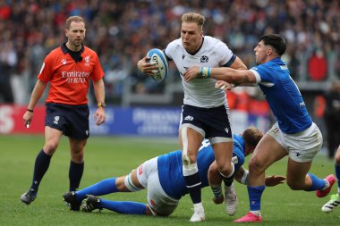 Roma, İtalya 09.03.2024: Duhan van der Merwe (İskoçya) 9 Mart 2024 tarihinde İtalya ile İskoçya arasında İtalya 'nın başkenti Stadio Olimpico' da oynanan Guinness Altı Milletler 2024 turnuva karşılaşmasında Tommaso MENONCELLO (İtalya) önderliğinde mücadele etti.