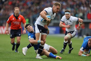 Roma, İtalya 09.03.2024: Duhan van der Merwe (İskoçya) 9 Mart 2024 tarihinde İtalya ile İskoçya arasında İtalya 'nın başkenti Stadio Olimpico' da oynanan Guinness Altı Milletler 2024 turnuva karşılaşmasında Tommaso MENONCELLO (İtalya) önderliğinde mücadele etti.