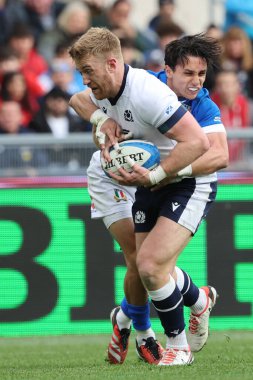 Roma, İtalya 09.03.2024: Kyle Steyn (İskoçya) İtalya ile İskoçya arasında 9 Mart 2024 'te İtalya' nın başkenti Stadio Olimpico 'da oynanan Guinness Altı Milletler 2024 turnuva karşılaşmasında Ange Capuozzo ile top için mücadele etmektedir.