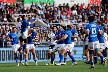 Roma, İtalya 09.03.2024: Kyle Steyn (İskoçya), Monty IOANE (İtalya) İtalya ile İskoçya arasında 9 Mart 2024 'te İtalya' nın başkenti Stadio Olimpico 'da oynanan Guinness Altı Milletler 2024 turnuva karşılaşmasında top için mücadele etti.