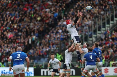 Roma, İtalya 09.03.2024: Grant Gilchrist (İskoçya), İtalya ile İskoçya arasında 9 Mart 2024 'te İtalya' nın başkenti Stadio Olimpico 'da oynanan Guinness Altı Milletler 2024 turnuva karşılaşmasında topu aldı.