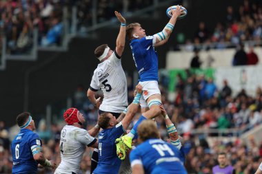 Roma, İtalya 09.03.2024: Federico RUZZZA (İtalya), Scott Cummings (İskoçya), 9 Mart 2024 tarihinde İtalya ile İskoçya arasındaki Stadio Olimpico 'da oynanan Guinness Altı Milletler 2024 turnuva karşılaşmasında topu yakaladı.