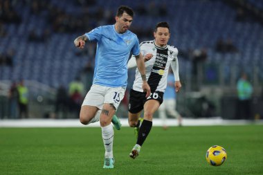 Roma, İtalya 11.03.2024: Lazio 'dan Alessio Romagnoli, Udinese' den Florian Thauvin, İtalya Serisi A TIM 2023-2024 futbol karşılaşmasında SS Lazio, Roma 'daki Olimpiyat Stadyumu' nda Udinese Calcio 'ya karşı.