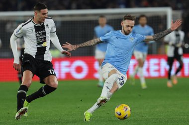 Roma, İtalya 11.03.2024: Inter 'den Bunchanan Tajon, Lazio' dan Manuel Lazzari İtalyan Serisi A TIM 2023-2024 futbol karşılaşmasında SS Lazio 'ya karşı Udinese Calcio Roma Olimpiyat Stadyumu' nda.