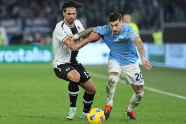 Roma, İtalya 11.03.2024: Lazio takımından Mattia Zaccagni İtalya Serisi A TIM 2023-2024 futbol karşılaşmasında Udinese Calcio 'ya karşı Roma Olimpiyat Stadyumu' nda oynanan karşılaşmada Udinese Ferreira ile top mücadelesi verdi..