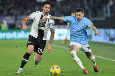 Roma, İtalya 11.03.2024: Lazio takımından Mattia Zaccagni İtalya Serisi A TIM 2023-2024 futbol karşılaşmasında Udinese Calcio 'ya karşı Roma Olimpiyat Stadyumu' nda oynanan karşılaşmada Udinese Ferreira ile top mücadelesi verdi..