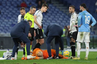 Roma, İtalya 11.03.2024: İtalyan Serie A TIM 2023-2024 futbol karşılaşmasında Lazio, Udinese Calcio 'ya karşı Roma Olimpiyat Stadyumu' nda oynanan karşılaşmada Lazio İvan Provedel yaralandı.