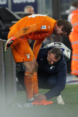 Roma, İtalya 11.03.2024: İtalyan Serie A TIM 2023-2024 futbol karşılaşmasında Lazio, Udinese Calcio 'ya karşı Roma Olimpiyat Stadyumu' nda oynanan karşılaşmada Lazio İvan Provedel yaralandı.