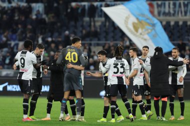 Roma, İtalya 11.03.2024: İtalyan Serie A TIM 2023-2024 futbol karşılaşması sonunda Udinese Calcio 'ya karşı Roma Olimpiyat Stadyumu' nda Udinese oyuncuları zaferi kutladı.