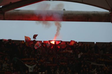 Roma, İtalya 17.03.2024: İtalya Serie A TIM 2023-2024 futbol karşılaşması sırasında tribünlerdeki atkı ve sis bombalarıyla taraftarı AS Romanlar ABD 'li Sassuolo Calcio' ya karşı Roma Olimpiyat Stadyumu 'nda oynanan karşılaşma.