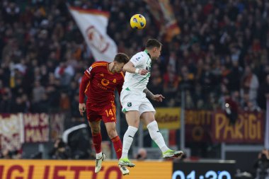 Roma, İtalya 17.03.2024: Roma 'dan Diego Llorente ve Sassuolo' dan Andrea Pinamonti İtalya Serie A TIM 2023-2024 futbol karşılaşmasında AS Roma ve ABD 'li Sassuolo Calcio Roma Olimpiyat Stadyumu' nda karşı karşıya geldiler..