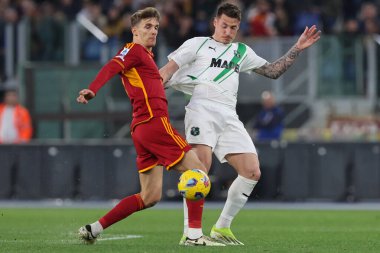 Roma, İtalya 17.03.2024: Roma 'dan Diego Llorente ve Sassuolo' dan Andrea Pinamonti İtalya Serie A TIM 2023-2024 futbol karşılaşmasında AS Roma ve ABD 'li Sassuolo Calcio Roma Olimpiyat Stadyumu' nda karşı karşıya geldiler..
