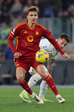 Roma, İtalya 17.03.2024: Roma 'dan Diego Llorente ve Sassuolo' dan Andrea Pinamonti İtalya Serie A TIM 2023-2024 futbol karşılaşmasında AS Roma ve ABD 'li Sassuolo Calcio Roma Olimpiyat Stadyumu' nda karşı karşıya geldiler..