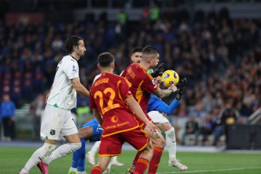Roma, İtalya 17.03.2024: İtalya Serie A TIM 2023-2024 futbol karşılaşması sırasında AS Roma ve ABD 'li Sassuolo Calcio Roma Olimpiyat Stadyumu' nda karşı karşıya geldiler..