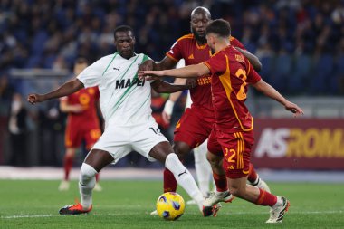 Roma, İtalya 17.03.2024: Sassuolo 'dan Pedro Obiang, Roma' dan Romelu Lukaku, Roma 'dan Houssem Aouar İtalya' dan Serie A TIM 2023-2024 futbol karşılaşması sırasında ABD 'li Sassuolo Calcio' ya karşı Roma Olimpiyat Stadyumu 'nda oynanan AS Roma maçı sırasında.