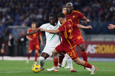 Roma, İtalya 17.03.2024: Sassuolo 'dan Pedro Obiang, Roma' dan Romelu Lukaku, Roma 'dan Houssem Aouar İtalya' dan Serie A TIM 2023-2024 futbol karşılaşması sırasında ABD 'li Sassuolo Calcio' ya karşı Roma Olimpiyat Stadyumu 'nda oynanan AS Roma maçı sırasında.