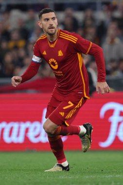 Roma, İtalya 17.03.2024: Romanyalı Lorenzo Pellegrini 1-0 'lık golü attı ve İtalya Serie A TIM 2023-2024 futbol karşılaşmasında Roma' daki Olimpiyat Stadyumu 'nda AS Roma ve ABD' li Sassuolo Calcio karşılaşmasını takımla kutladı..