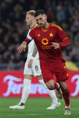 Roma, İtalya 17.03.2024: Romanyalı Lorenzo Pellegrini 1-0 'lık golü attı ve İtalya Serie A TIM 2023-2024 futbol karşılaşmasında Roma' daki Olimpiyat Stadyumu 'nda AS Roma ve ABD' li Sassuolo Calcio karşılaşmasını takımla kutladı..